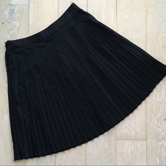 H&M Dresses & Skirts - 🔥BOGO H&M Micropleated Black Skirt Size 6 H&M Dresses & Skirts - 🔥BOGO H&M Micropleated Black Skirt Size 6